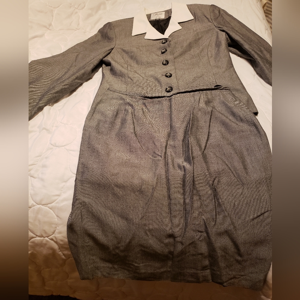 Jacket and skirt suit. Gray and white. Collections for Le Suit. Size 8. Wrinkled